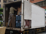 搬家工作人員正在裝車