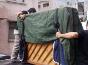 搬運(yùn)家具裝車